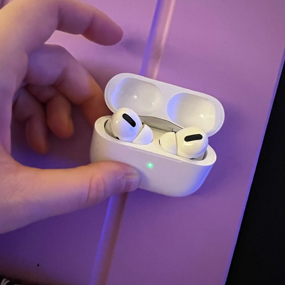 AirPod Pros - Picture 3 of 7
